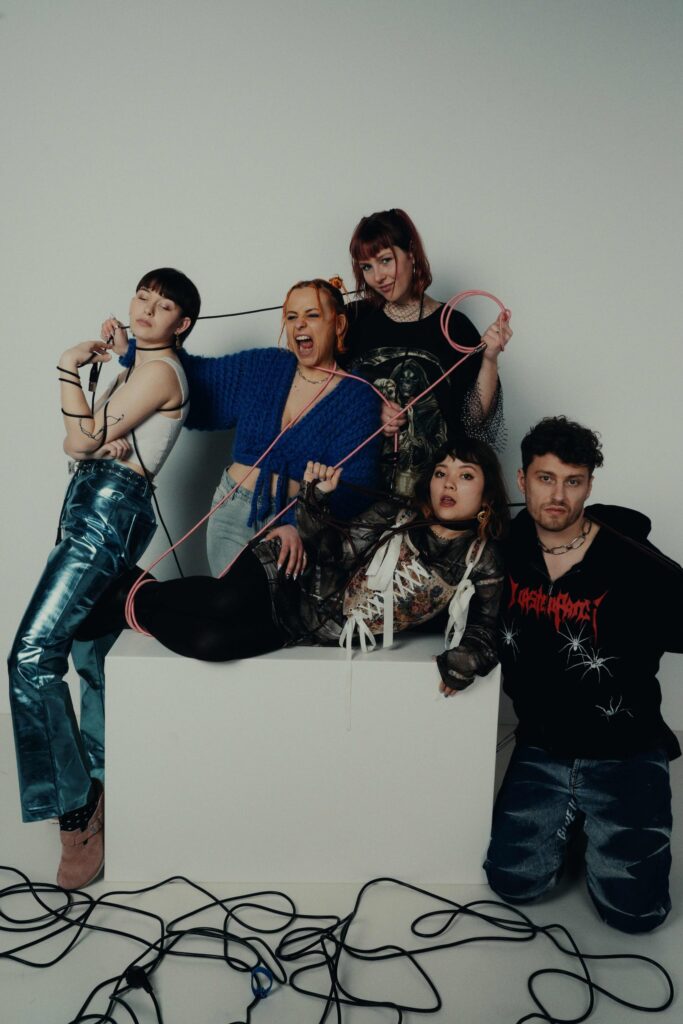 Gruppenbild von REMOTE BONDAGE, 5 Personen